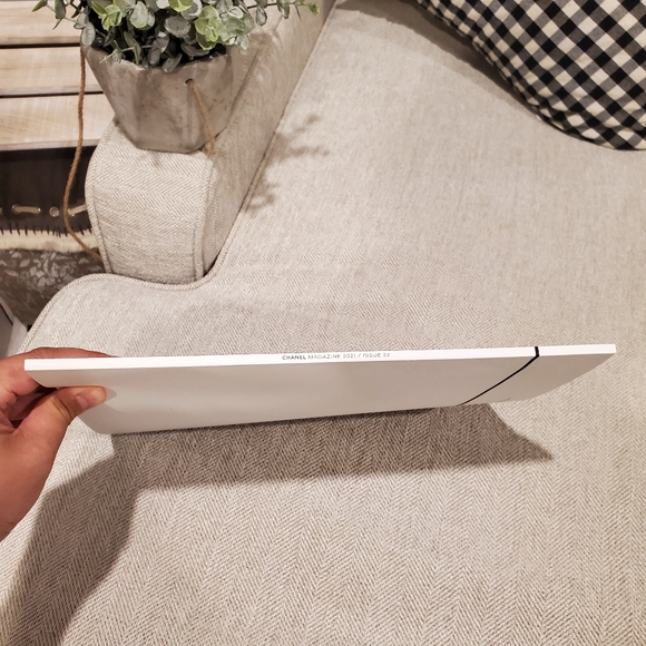 Brand new Chanel magazine issue - Picture 4 of 8